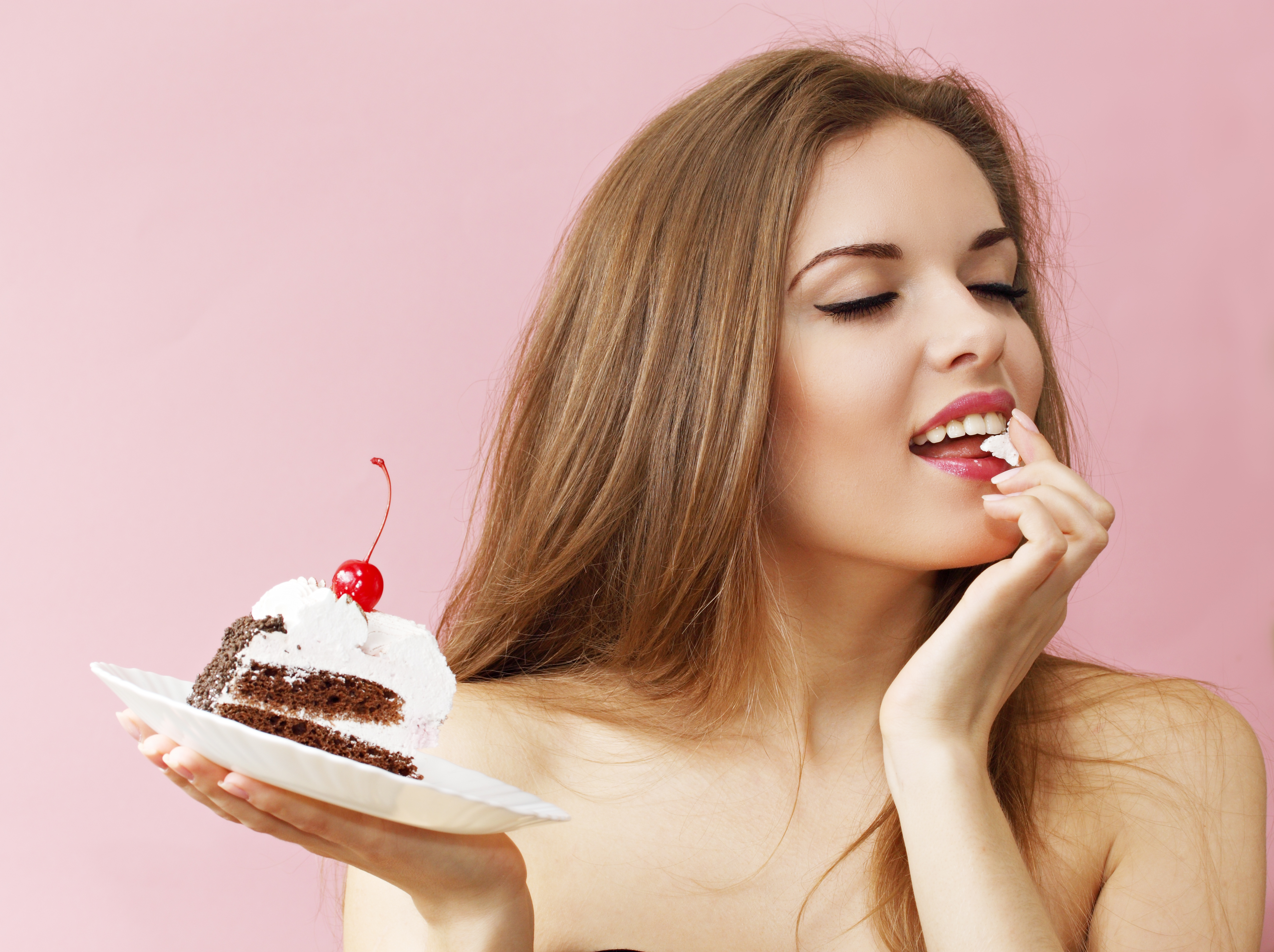 Есть конфеты повкуснее. Девушка с десертом. Девушка ест десерт. Девушка и сладкое. Девушка с пирожными.